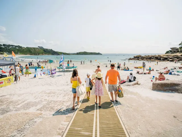 Une famille est face à la mer sur la plage de Tresmeur à Trébeurden