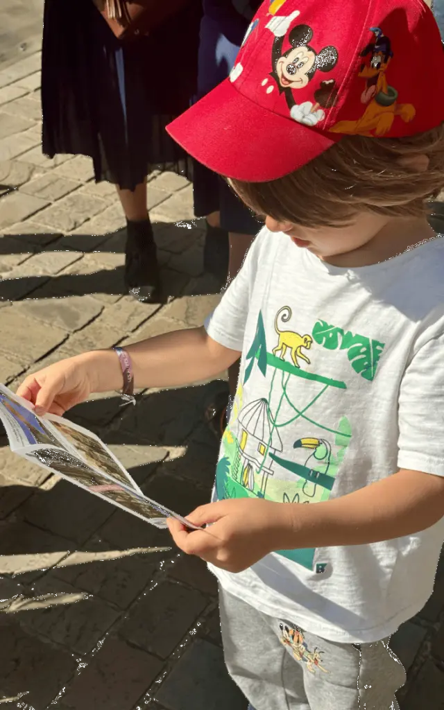 Balade ludique Tréguier - enfant qui découvre son cadeau