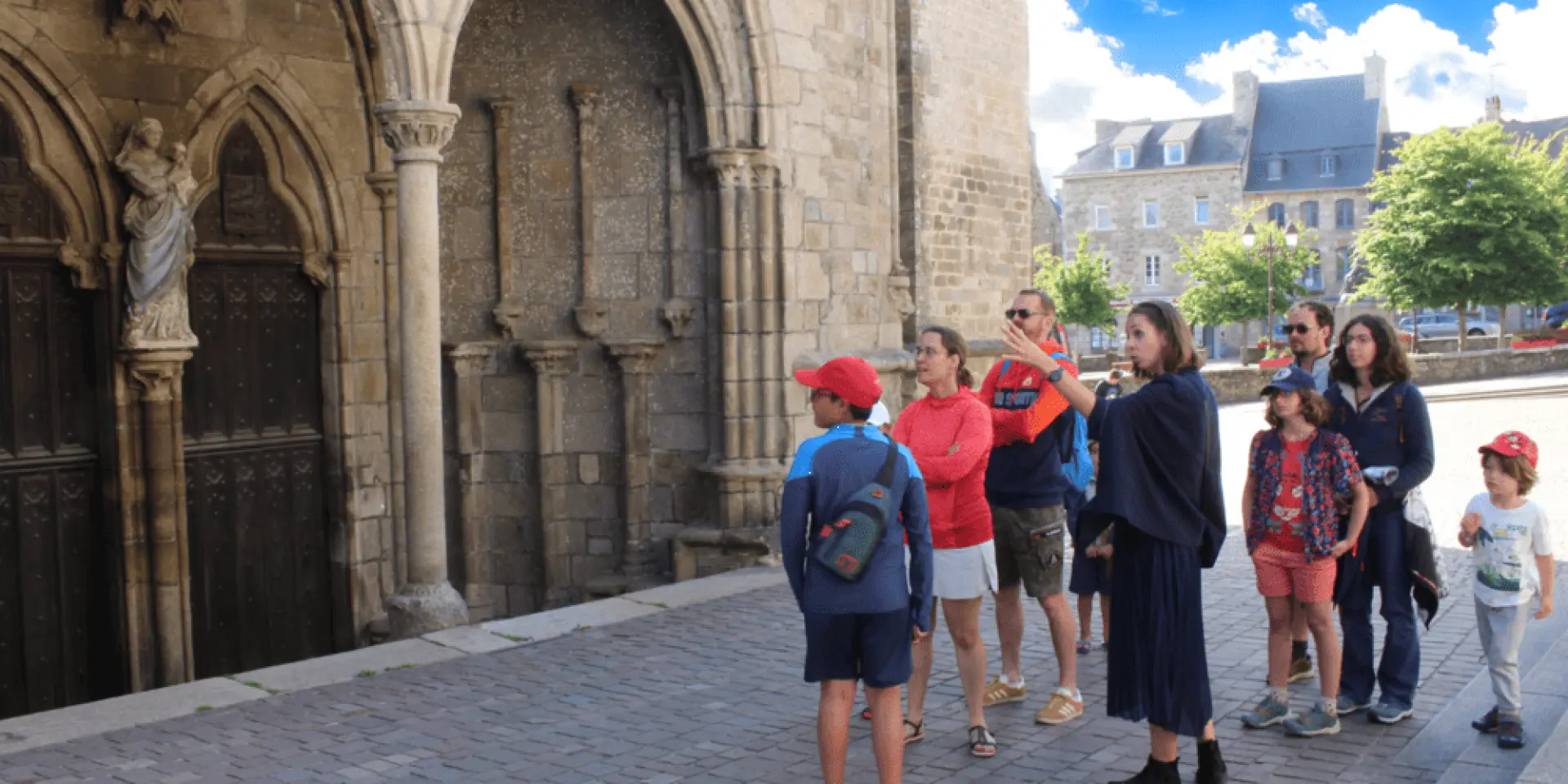 Balade ludique Tréguier - groupe devant la cathédrale