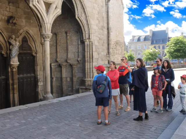 Balade ludique Tréguier - groupe devant la cathédrale