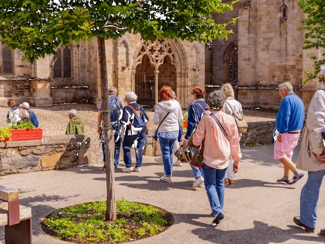Visite guidée de Tréguier - Le groupe se dirige vers la cathédrale