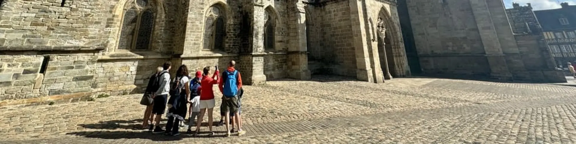 Balade ludique Tréguier - groupe devant la cathédrale