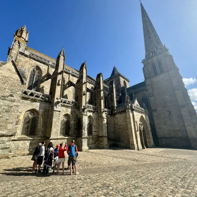 Balade ludique Tréguier - groupe devant la cathédrale