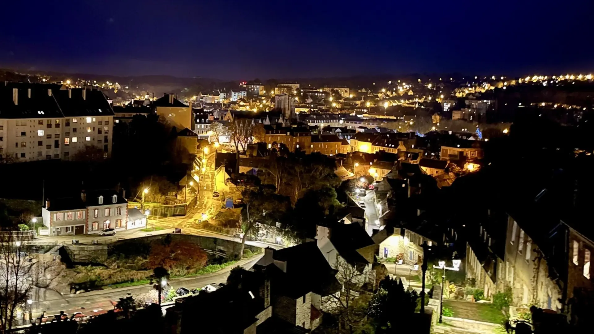Vue panoramique de Lannion de nuit depuis Brélévenez