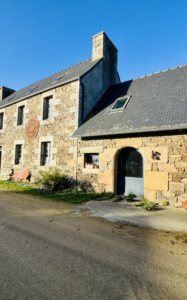 Façade en pierre de la boutique de la ferme de Kernéan