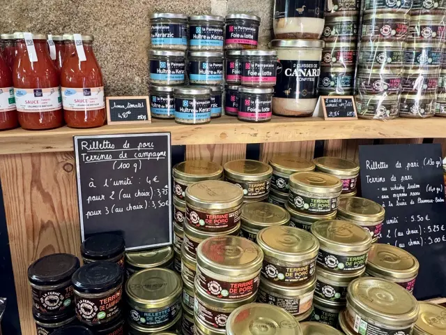 Variété de produits posée sur une table de la boutik de la ferme de Kernéan