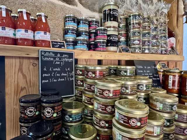 Variété de produits posée sur une table dans la boutik de la ferme de Kernéan