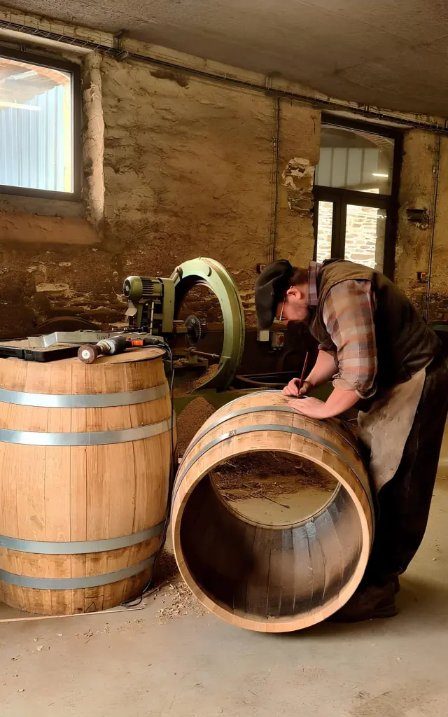 Benjamin Lefloc'h, tonnelier de Lannion, fabrique un tonneau de manière artisanale