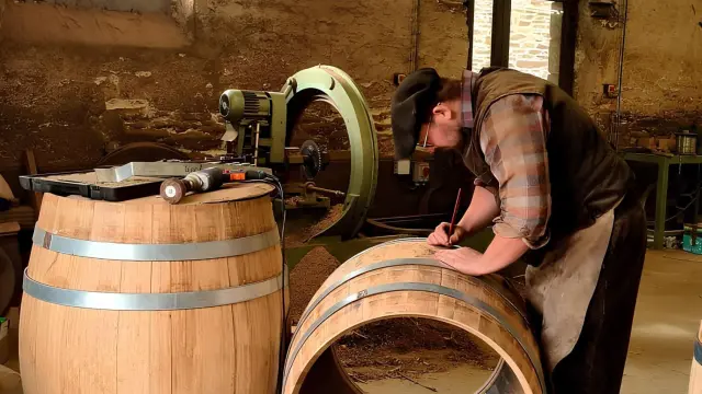 Benjamin Lefloc'h, tonnelier de Lannion, fabrique un tonneau de manière artisanale