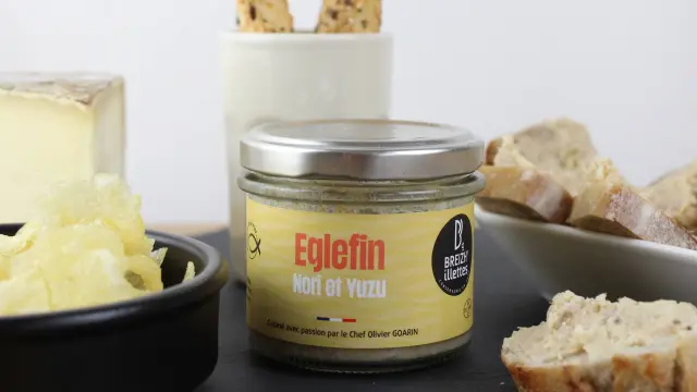 Verrine d'Eglefin posé sur une ardoise noire et entouré de pain, chips et fromage