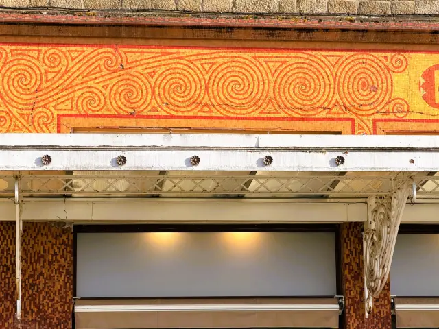 Façade d'un commerce en style Art Déco en mosaïque de Isidore Odorico à Lannion