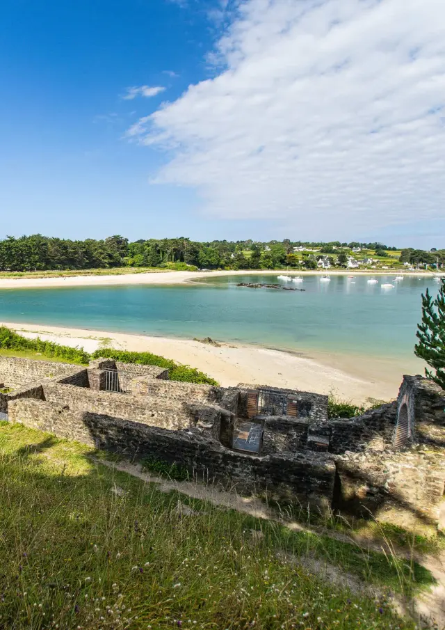 Ruines d'anciens thermes romains sur une colline surplombant une plage et une baie