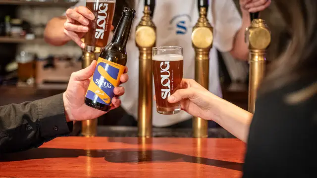 Groupe d'amis trinquant avec une bière et des pintes Sloug - Paulic