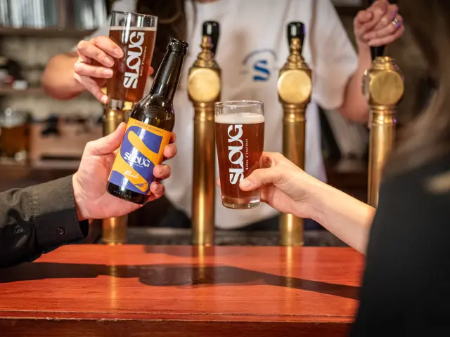 Groupe d'amis trinquant avec une bière et des pintes Sloug - Paulic