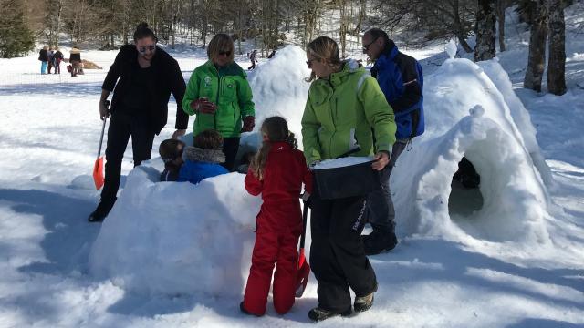 Construction d'igloos à La PIerre Saint-Martin - journée des enfants trappeurs (Pyrénées béarnaises)