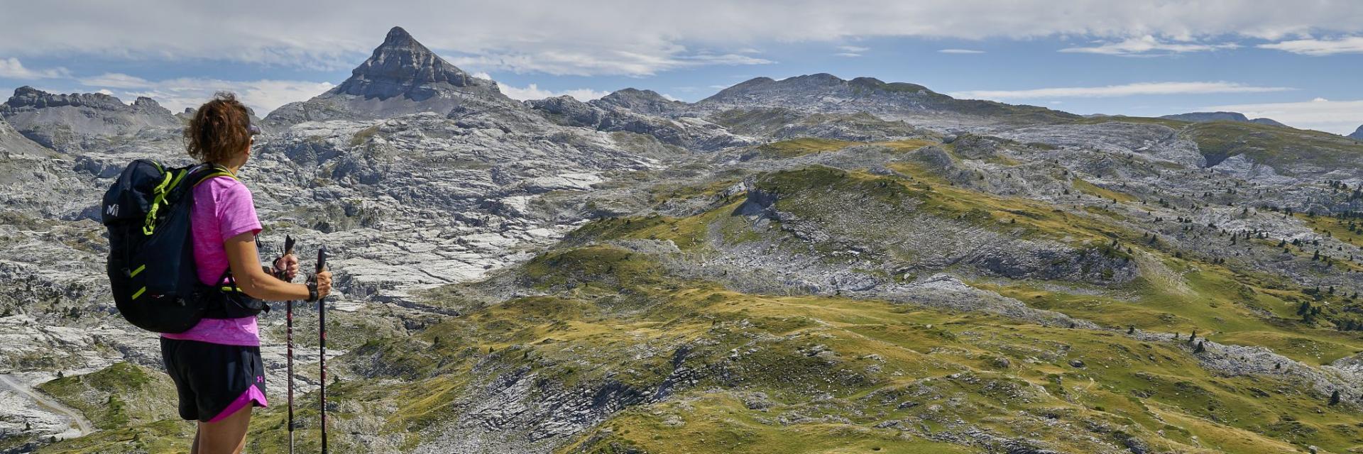 L’étape du GR10 entre La Pierre Saint-Martin et Lescun offre une vue sur le majestueux Pic d’Anie dont le sommet culmine à 2504 m d’altitude