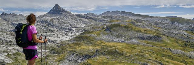 L’étape du GR10 entre La Pierre Saint-Martin et Lescun offre une vue sur le majestueux Pic d’Anie dont le sommet culmine à 2504 m d’altitude