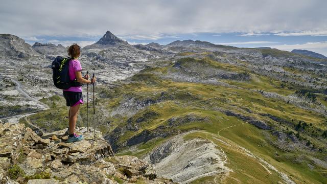 L’étape du GR10 entre La Pierre Saint-Martin et Lescun offre une vue sur le majestueux Pic d’Anie dont le sommet culmine à 2504 m d’altitude