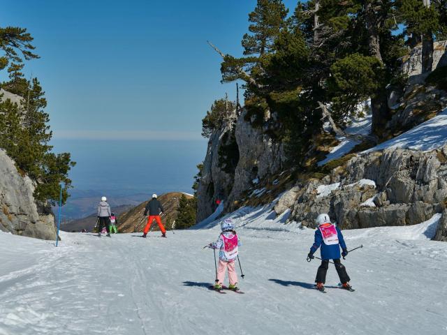 Famille sur la piste bleue du Boulevard des Pyrénées à La Pierre Saint-Martin, la piste la plus longue des Pyrénées
