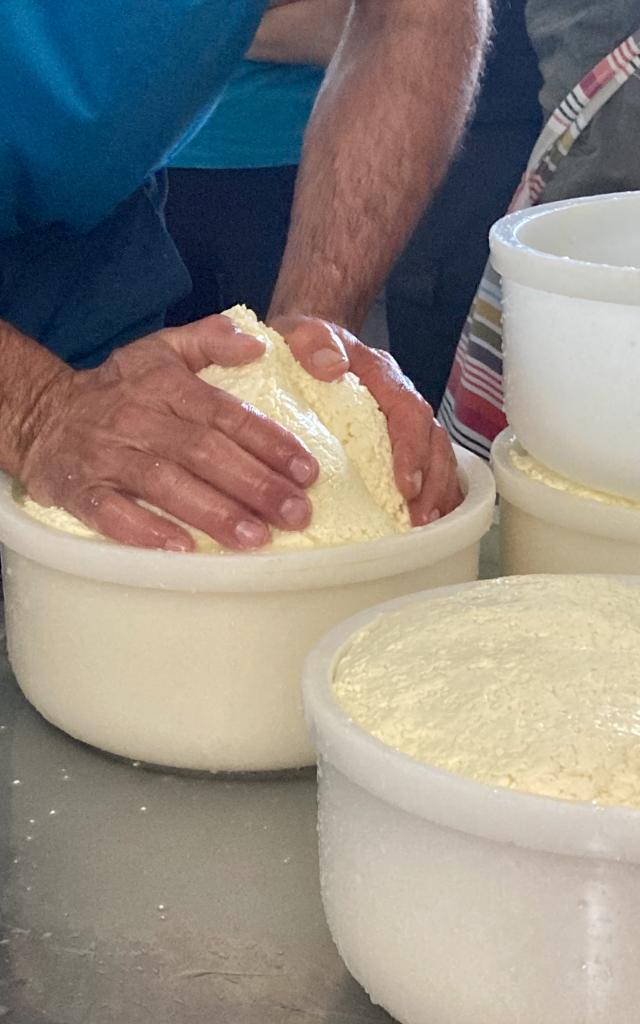 Juillet et août à La Pierre Saint-Martin, démonstration de fabrication de fromage, visite du saloir et dégustation de fromages fermiers