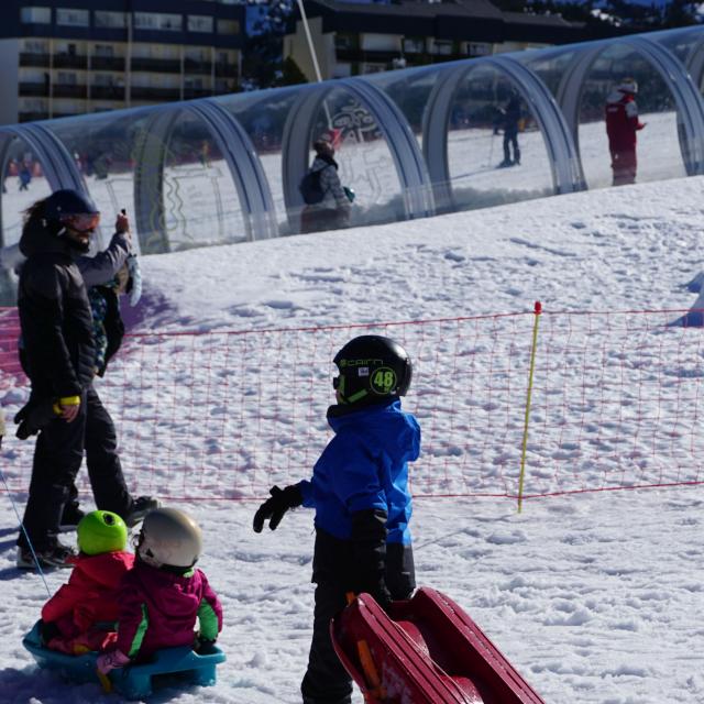 Piste de luge surveillée à La Pierre Saint-Martin, accès par un tapis remonte-pente