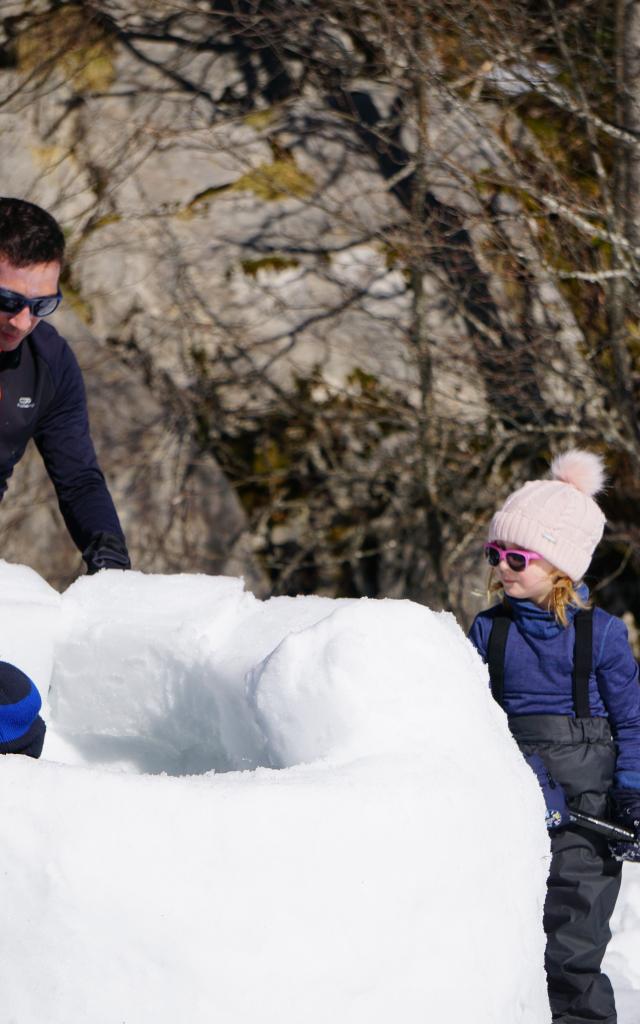 L’atelier trappeur propose la construction d’igloo et la sculpture sur neige à La Pierre Saint-Martin