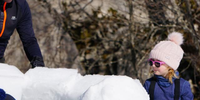 L’atelier trappeur propose la construction d’igloo et la sculpture sur neige à La Pierre Saint-Martin