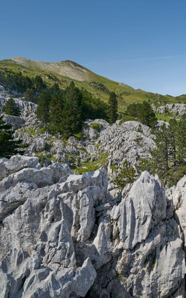 L’étape du GR10 entre La Pierre Saint-Martin et Lescun traverse le plus grand lapiaz d’Europe