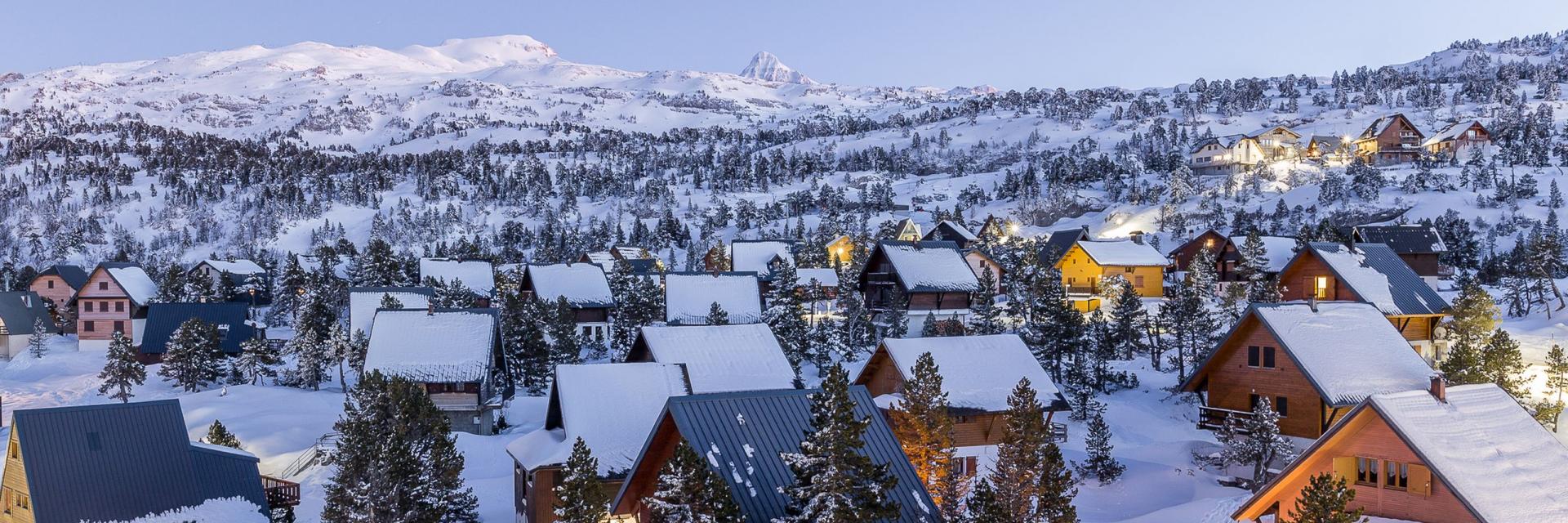 Le village de chalets est niché dans une forêt de sapins, au pied des pistes de ski de La Pierre Saint-Martin