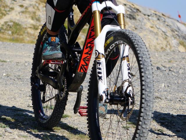 Après une ascension avec le télésiège d’Arlas, descente sur les pistes du bike park de La Pierre Saint-Martin en juillet et août
