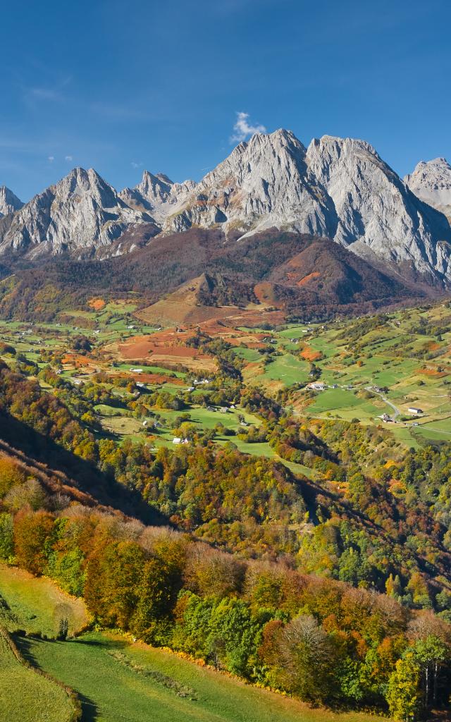 Vue aérienne sur le village au coeur du cirque de Lescun en vallée d'Aspe
