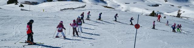 groupe d'enfants en initiation au ski sur les pistes bleues du domaine skiable de La Pierre Saint-Martin