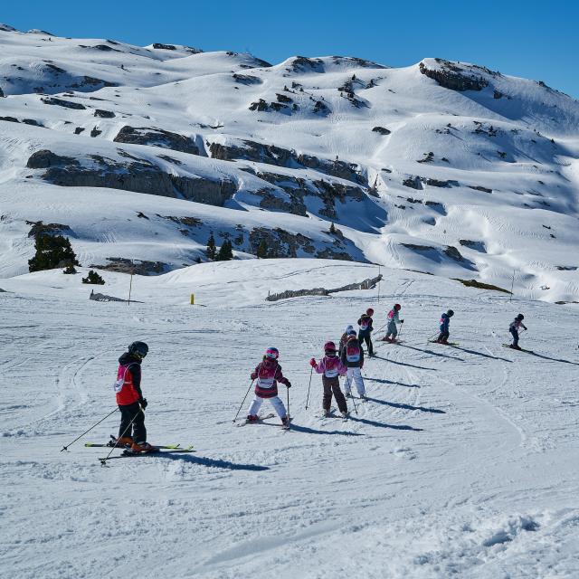 groupe d'enfants en initiation au ski sur les pistes bleues du domaine skiable de La Pierre Saint-Martin