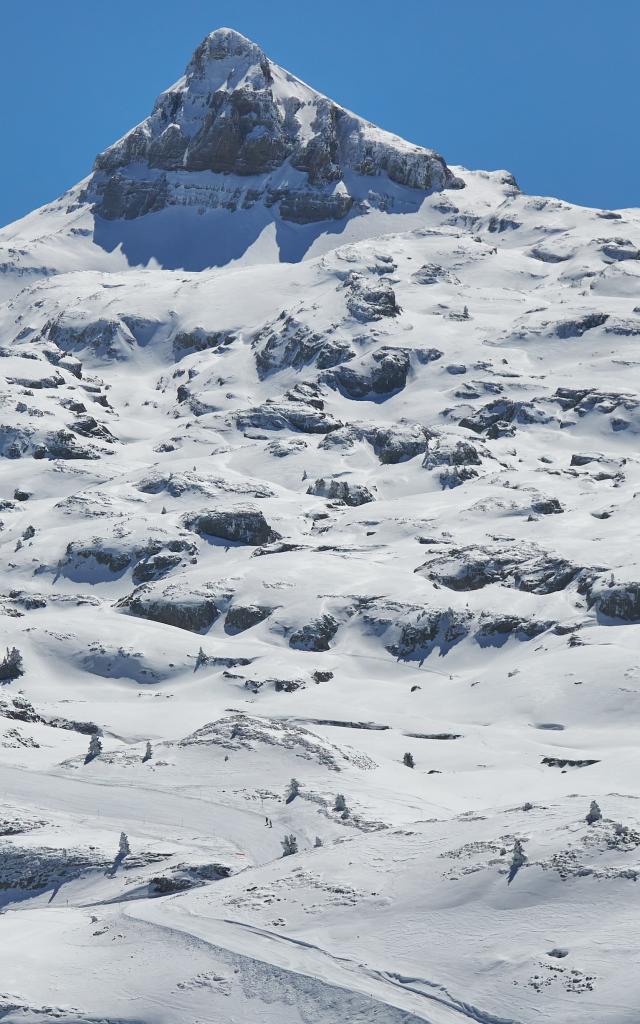 vue du domaine skiable de la Pierre depuis le télésiège de l'Arlas (Pyrénées béarnaises)