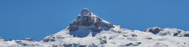 vue du domaine skiable de la Pierre depuis le télésiège de l'Arlas (Pyrénées béarnaises)