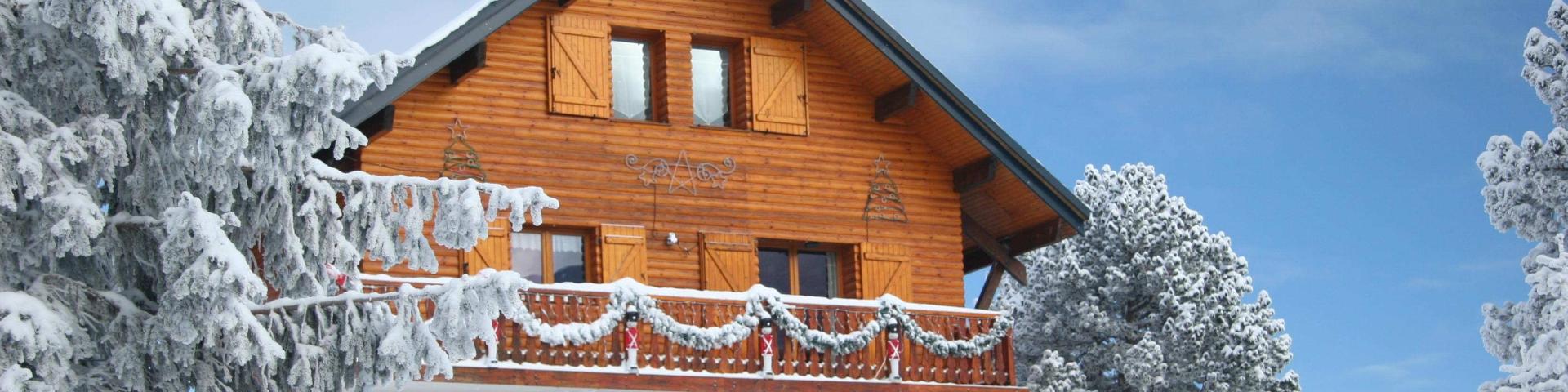 Chalet « Mountain Lodge » au milieu des pins à crochets enneigés dans le village de chalets de la station de la Pierre Saint-Martin