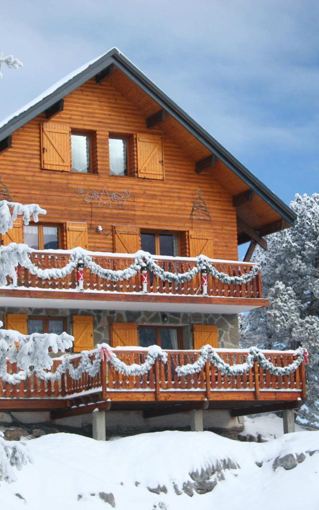 Chalet « Mountain Lodge » au milieu des pins à crochets enneigés dans le village de chalets de la station de la Pierre Saint-Martin