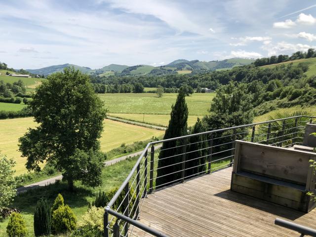 Terrasse du château de Porthos - Vue sur les Pyrénées béarnaises
