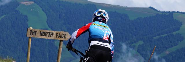 Emeline Ragot, championne du monde de descente , essaie les pistes et singles de La Pierre Saint-Martin