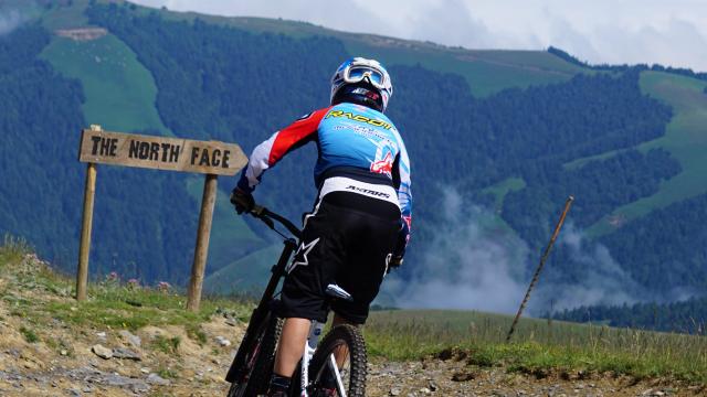 Emeline Ragot, championne du monde de descente , essaie les pistes et singles de La Pierre Saint-Martin