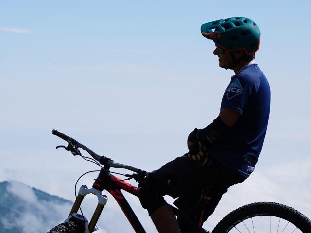 Pause VTT au dessus des nuages à la Pierre Saint-Martin