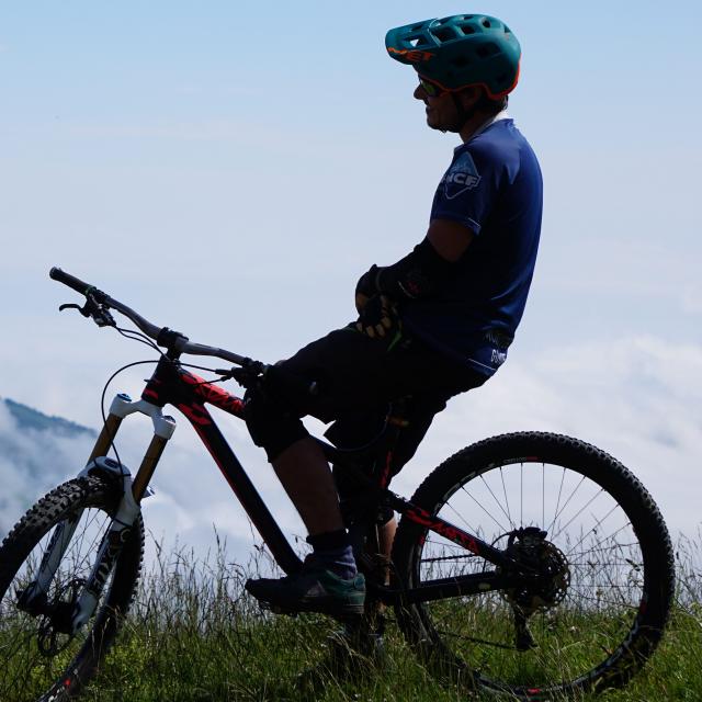 Pause VTT au dessus des nuages à la Pierre Saint-Martin
