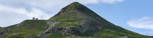 sur les pentes du pic d'Arlas en été pastoralisme et activités