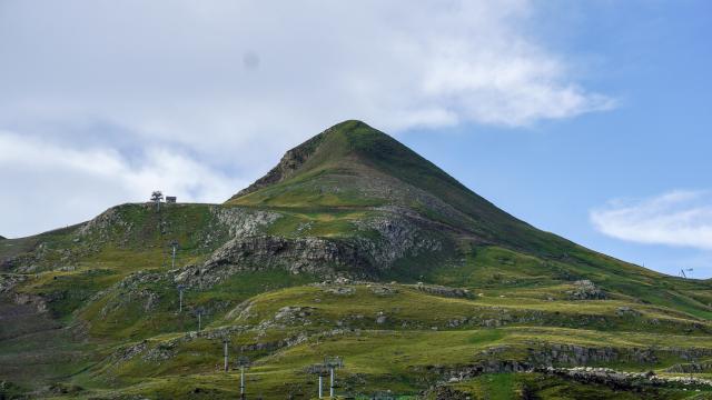sur les pentes du pic d'Arlas en été pastoralisme et activités