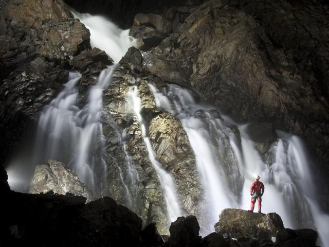 Cascade dans la grotte de La Verna (Pyrénées béarnaises)