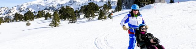 pilote et passager en dual ski sur l'espace découverte du domaine de La Pierre Saint-Martin
