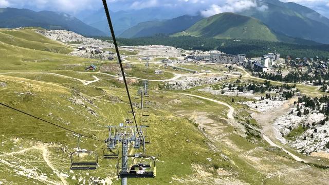 Vue sur La Pierre Saint-Martin depuis le télésiège de l’Arlas