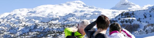 balade à raquette sur les pistes de l'espace nordique de la Pierre Saint-Martin, panorama sur les sapins et les sommets