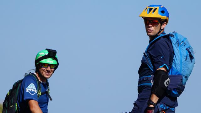 moniteurs VTT prêts pour une descente sur les pentes et traces au pied du Pic d'Arlas à la Pierre Saint-Martin