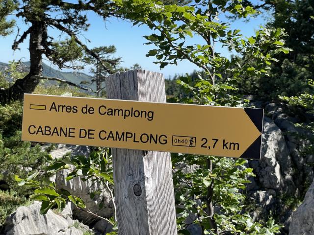 Balisage sur le sentier des Orgues Camplong , montagne d'été , La Pierre Saint-Martin